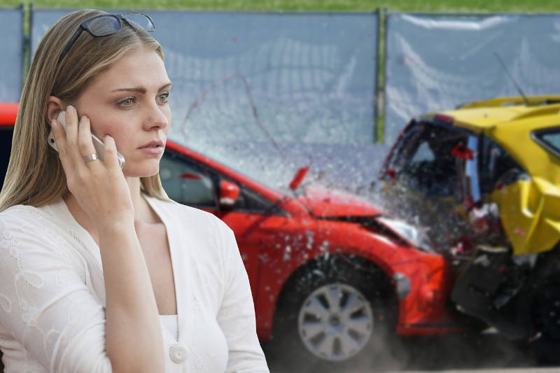 Autounfall und eine Fraum macht einen Anruf