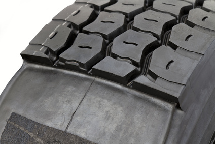 runderneuerter Reifen - Lauffläche auf der Karkasse